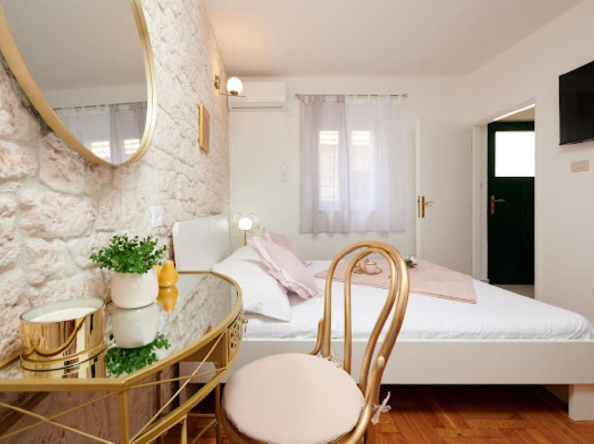 Guesthouse Ana Trogir Old Town Екстериор снимка